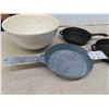 Image 2 : 2 Cast Frying Pans, Granite Frying Pan, Stoneware Mixing Bowl