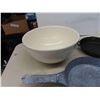 Image 4 : 2 Cast Frying Pans, Granite Frying Pan, Stoneware Mixing Bowl