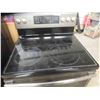 Image 5 : GE Stove Stainless Dark Convectional Stove 