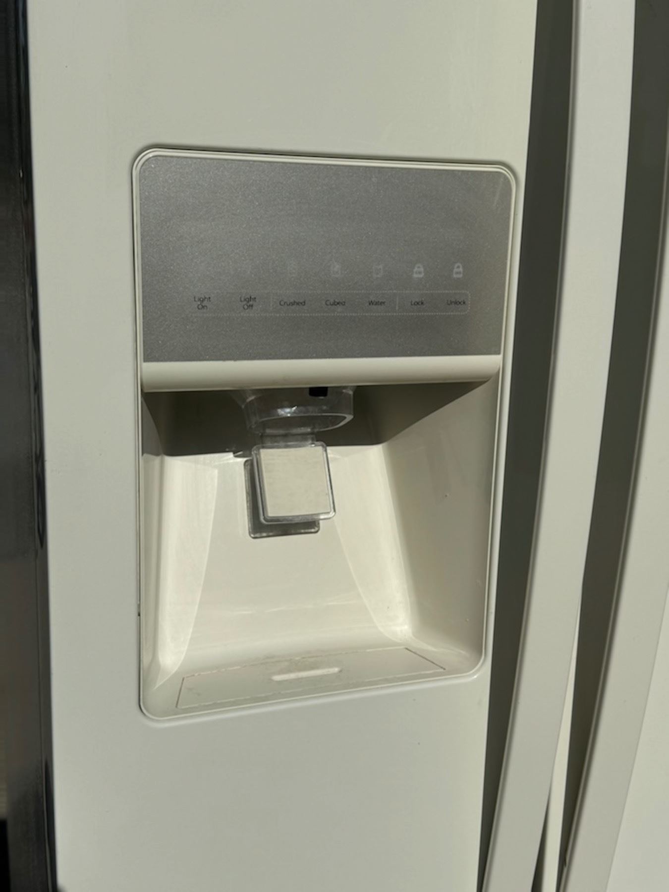 WHIRLPOOL SIDE BY SIDE REFRIGERATOR/FREEZER WITH INDOOR WATER AND ICE