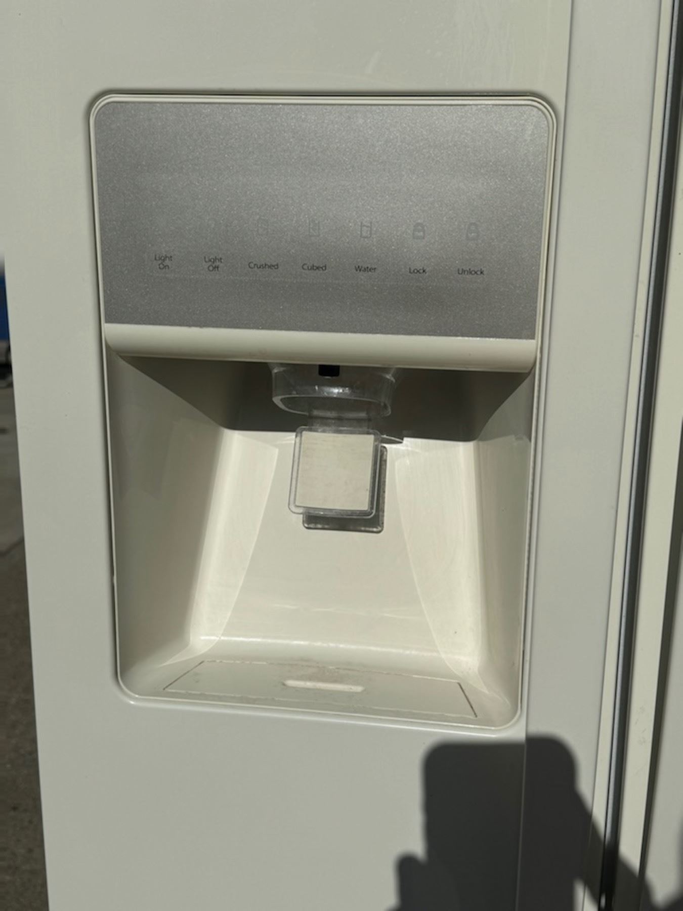 WHIRLPOOL SIDE BY SIDE REFRIGERATOR/FREEZER WITH INDOOR WATER AND ICE