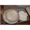 Image 1 : TOTE OF ASSORTED PIZZA TRAYS
