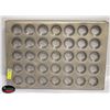 Image 1 : 6 TRAYS OF 35 MUFFIN PANS ALUMINUM