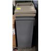 Image 1 : 2x GARBAGE BINS WITH LIDS
