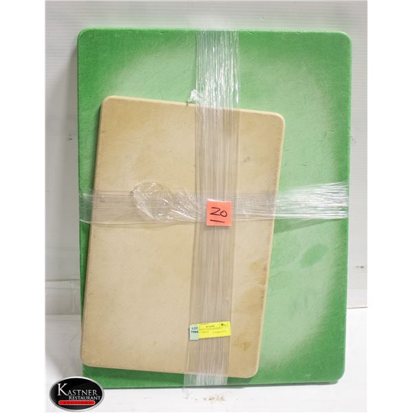 3 PLASTIC CUTTING BOARDS 2 GREEN 1 BIELZE