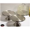 Image 1 : 3 CAKE SERVING TRAYS WITH 2 HIGH LIDS