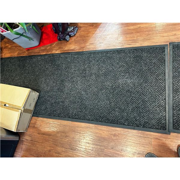 LOT OF ASSORTED SIZED FLOOR MATS