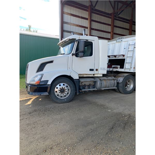 2004 Volvo tandem tractor, ISX 530 engine, 18 speed, c/w 5th wheel, 11x24.5s,  air ride, S/N 4V4NC9T