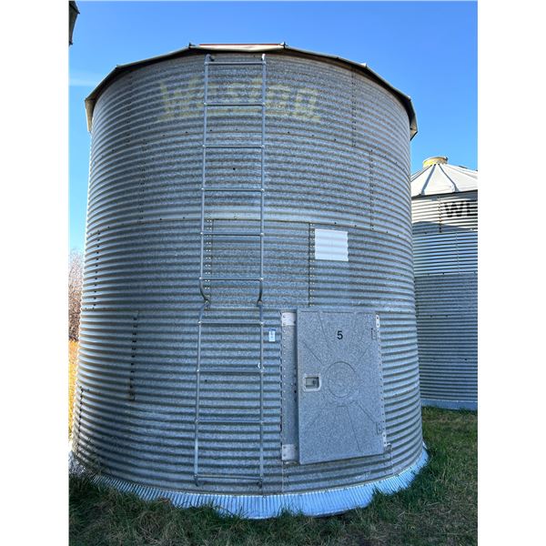(For Grain Bin Hauling PH John (780) 210-0531) Westeel 5 Ring Flat Floor Good Wood Floor & Skirt c/w