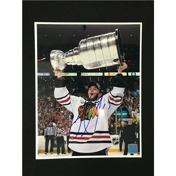 JONATHAN TOEWS SIGNED 11 X 14 STANLEY CUP PHOTO (GCG HOLO)