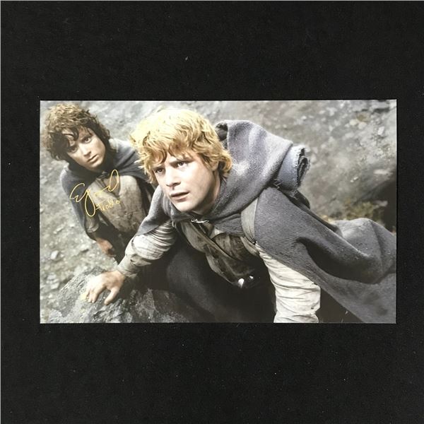 ELIJAH WOOD SIGNED LORD OF THE RINGS 8 X 10 (WWOC COA)