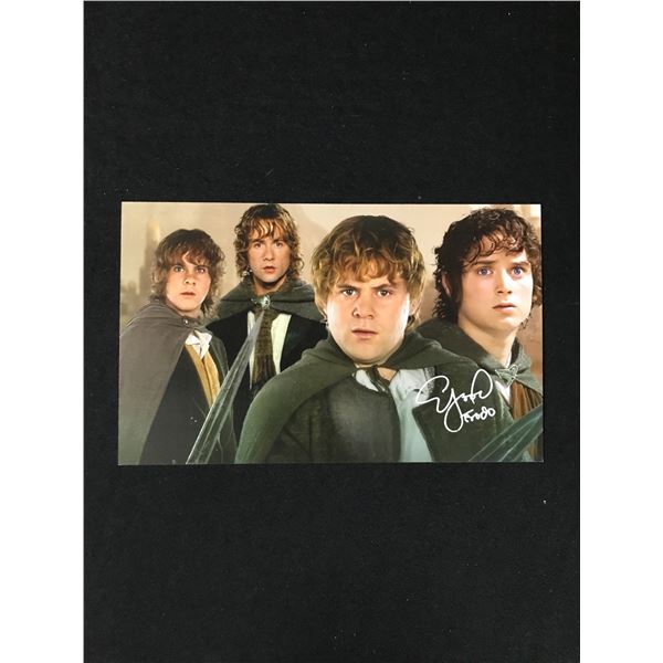 ELIJAH WOOD INSCRIBED "FRODO" SIGNED LORD OF THE RINGS 8X10 PHOTO WWOC COA