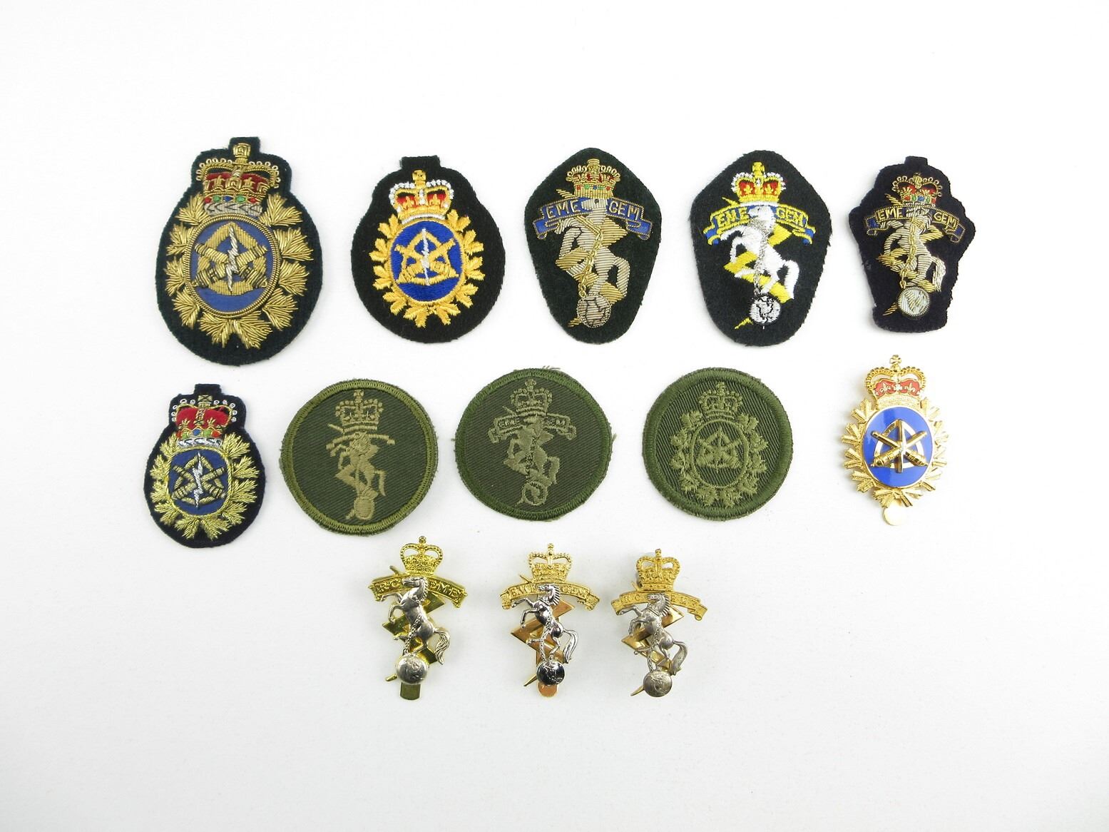 ASSORTED CANADIAN MILITARY RCEME CAP BADGE AND BADGE LOT