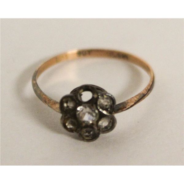 9KT GOLD RING MISSING ONE STONE