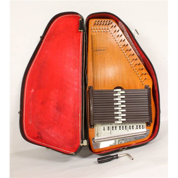 VINTAGE AUTO HARP INSTRUMENT IN CASE