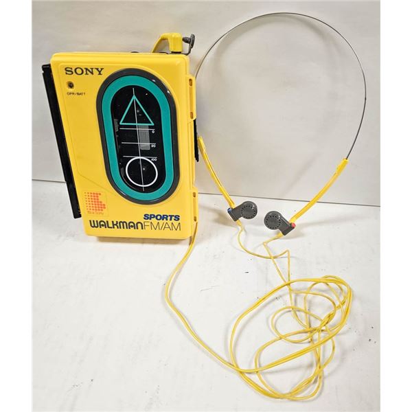 CLASSIC 1980'S SONY SPORTS WALKMAN W/ AM/FM &