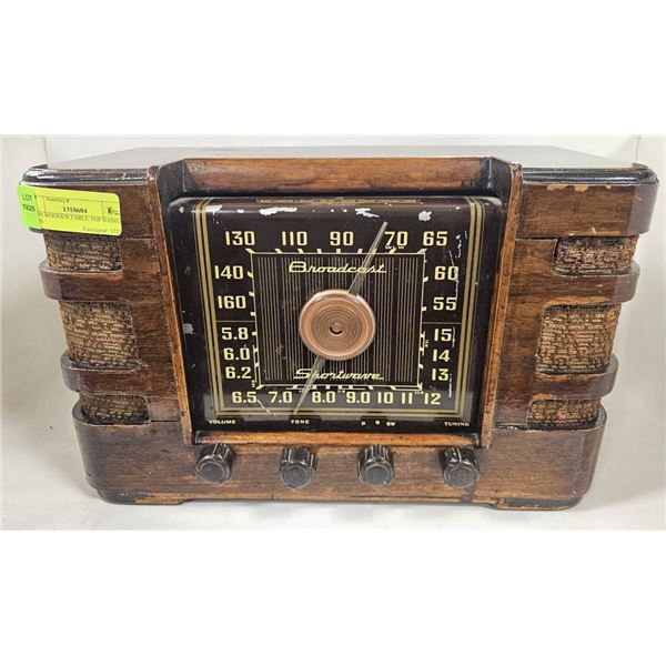 1930S WOODEN TABLE TOP RADIO AS IS