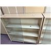 Image 3 : 2 Display Cases