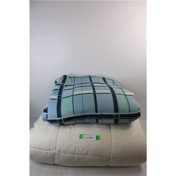 *(2) Queen Sized Bed Comforter Blankets