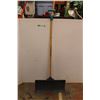 Image 1 : * Yardworks Snow Shovel