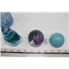 Image 2 : 1 Glass Penguin Paperweights and 2 Glass