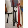 Image 3 : 1 Large Wrench, Adjustable Wrench, Socket Wrench