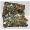 Image 1 : 6FT APPROX SAFARI THEME PATCHWORK QUILT-ESTATE