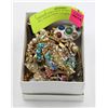 Image 1 : ESTATE VINTAGE JEWELRY IN BOX ALL TOGETHER-ESTATE