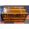 Image 1 : BROWN STEAMER TRUNK BRASS ACCENTS