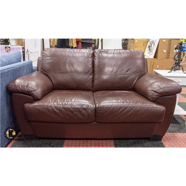 BROWN LEATHER LOVE SEAT (62"L X 36"W X 34"H)