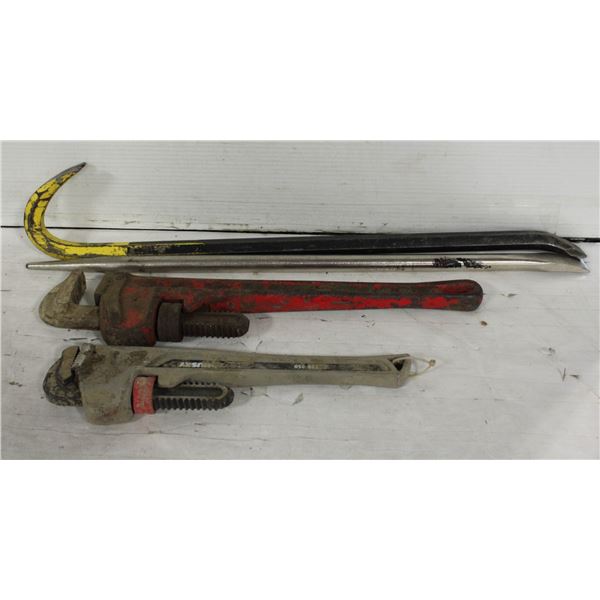 POLICE SEIZURE: 2 PIPE WRENCHES SOLD W 2 PRY BARS