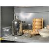 Image 2 : 2 Shelves - Decorative vases, pacemats, displays, bowls, etc.