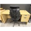 Image 2 : 2pc office furniture - Desk (5ft length x 30in depth x 29 1/2in height)/ chair