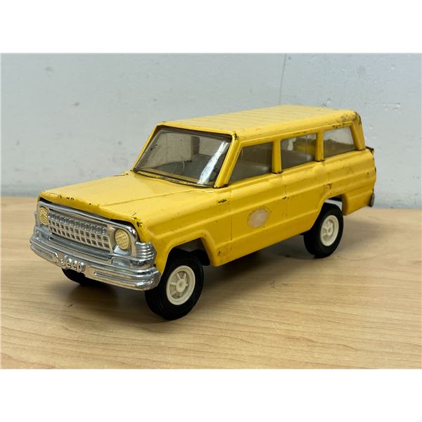 Vintage Tonka Pressed Steel Jeep - Approx: 9" tailgate doesn't close all the way, see all photos
