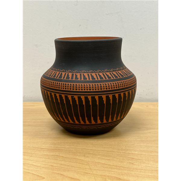 Signed Anderson Smith Navajo Art Pottery Vase - Approx: 5.25"T 5.5"W