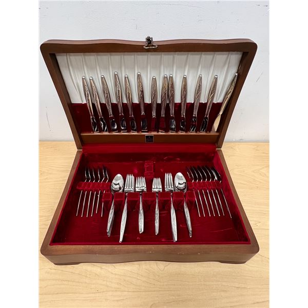1847 Rogers Bros 60 pc Stainless Steel Cutlery set in wood box (12 settings of 5)