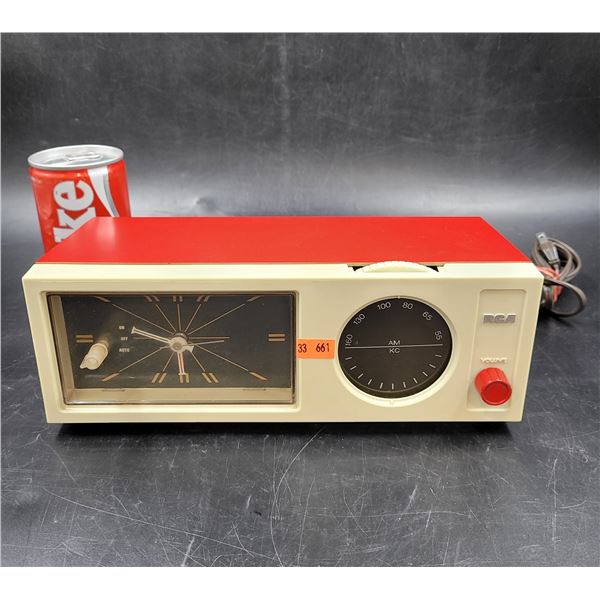 Vintage RCA AM Clock Radio (Good working order)