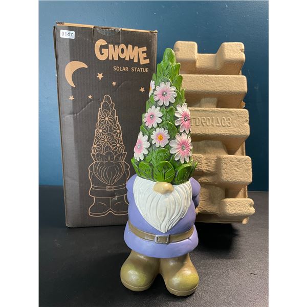 1 Solar Gnome Garden Statue - 11 inch - Brand New