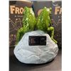 Image 3 : 2 Frog Solar Statues - Perfect for Lawns, Gardens, Pathways - 8 inch - Brand New