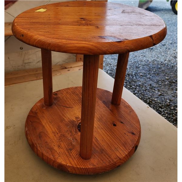 424 -- SMALL WOODEN SIDE TABLE, TV TRAY, SMALL VINTAGE LAMP