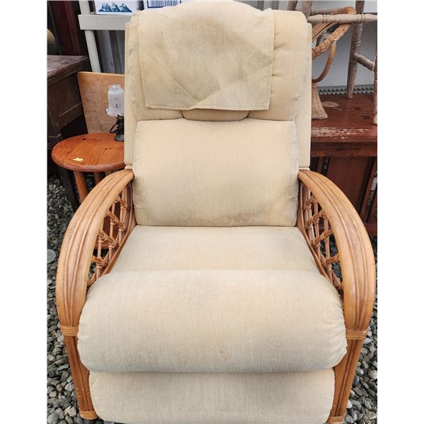 452 -- WICKER LAZBOY RECLINER AND CANVAS CUBE LEGREST