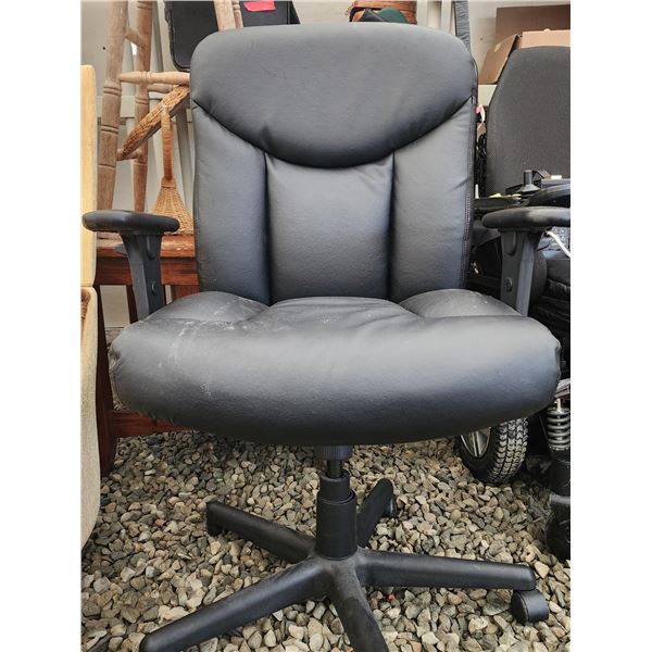 455 -- ROLLING OFFICE CHAIR WITH ARM RESTS, SMALL WOOD BLACK STOOL