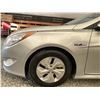 Image 27 : C6J -- 2013 HYUNDAI SONATA HYBRID SILVER 220480 KMS