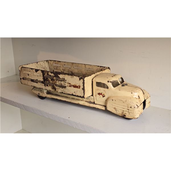 510 -- LINCOLN TOYS PRESSED STEEL BORDEN'S DAIRY TRUCK 18" VEHICLE