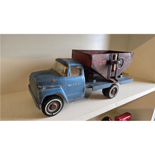 530 -- ERTL INTERNATIONAL HARVESTER, TRUCK WITH DUMP.