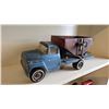 Image 1 : 530 -- ERTL INTERNATIONAL HARVESTER, TRUCK WITH DUMP.