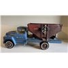 Image 2 : 530 -- ERTL INTERNATIONAL HARVESTER, TRUCK WITH DUMP.