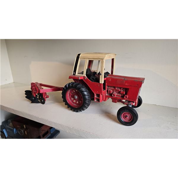 531 -- INTERNATIONAL HARVESTER FARM TOY TRACTOR 1586 ERTL 1/16, WITH RARE TRAILER PLOW