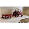 Image 3 : 531 -- INTERNATIONAL HARVESTER FARM TOY TRACTOR 1586 ERTL 1/16, WITH RARE TRAILER PLOW