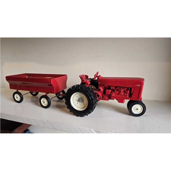 532 -- VINTAGE INTERNATIONAL 544 TRACTOR & HARVESTER GRAIN WAGON